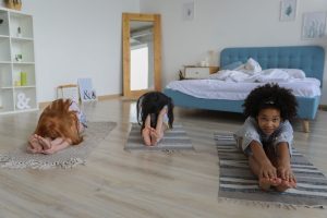 Encontrarás una serie de pasos sencillos que te ayudarán a iniciarte a ti y a ti bebé en el mundo del yoga