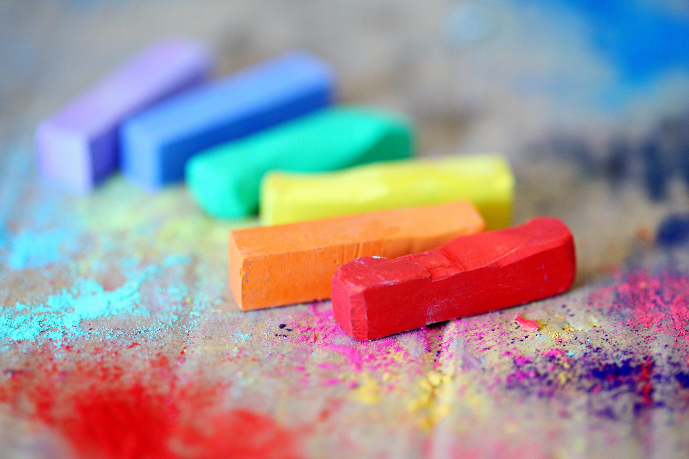Podríamos utilizar tizas de colores para realizar distintas manualidades,  como puede ser el pintar sal o azúcar con ay…
