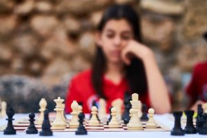 descubre la importancia y los beneficios del ajedrez en los niños