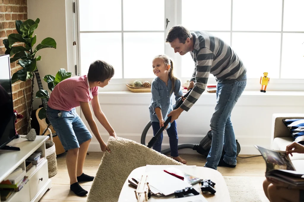 Niños colaborando en las tareas del hogar con sus padres