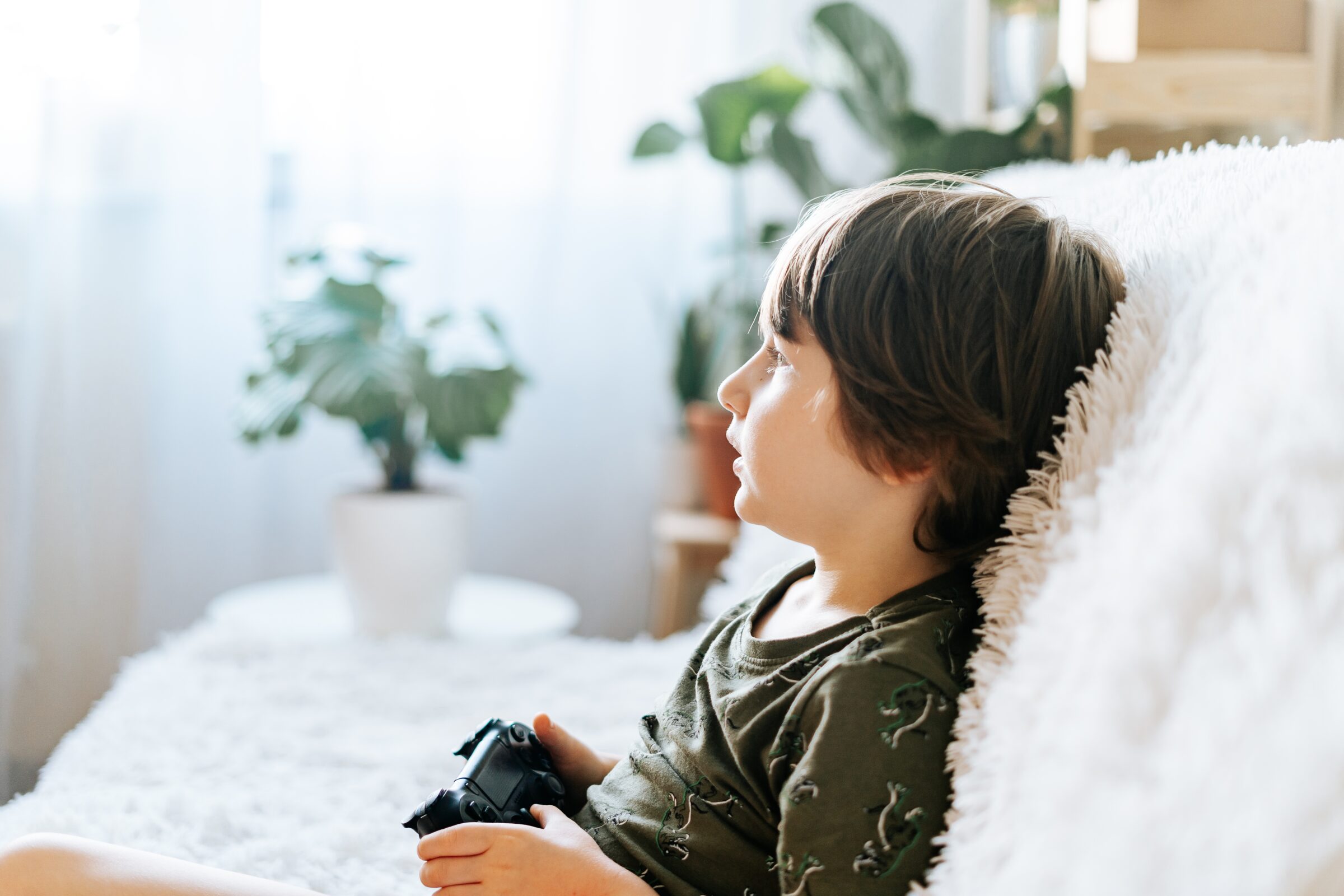 niño sofá sedentarismo videojuego