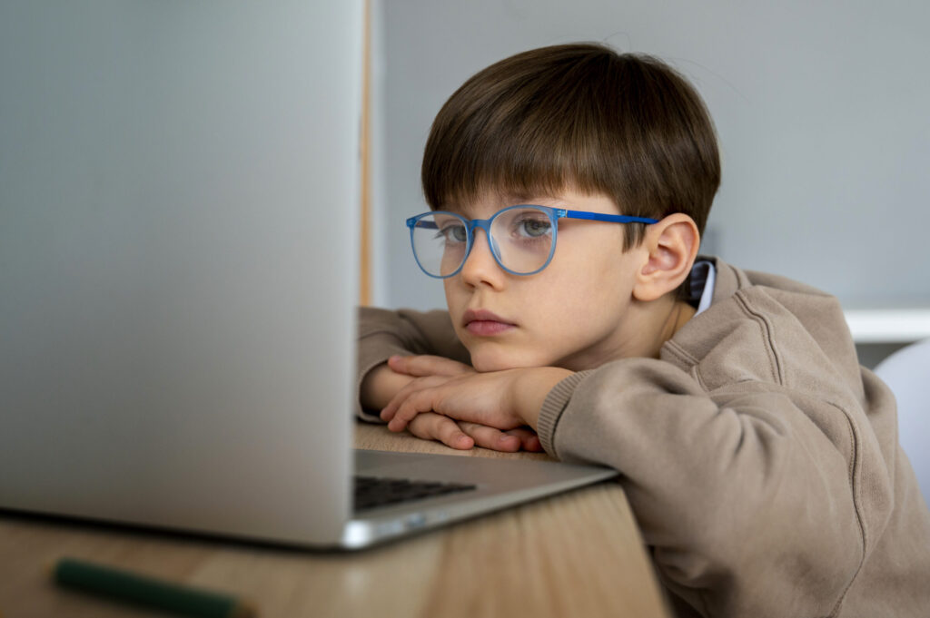 salud visual: niño mirando pantalla ordenador